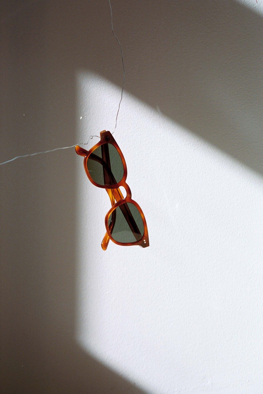 Monokel Eyewear River Amber - green solid lens