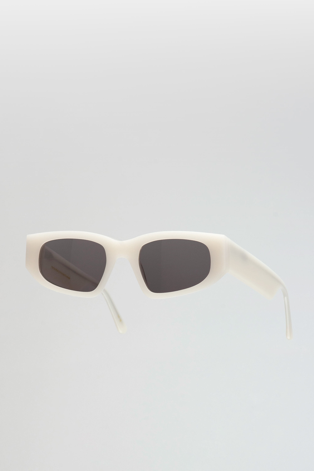Monokel Eyewear Eclipse Pearl - grey solid lens