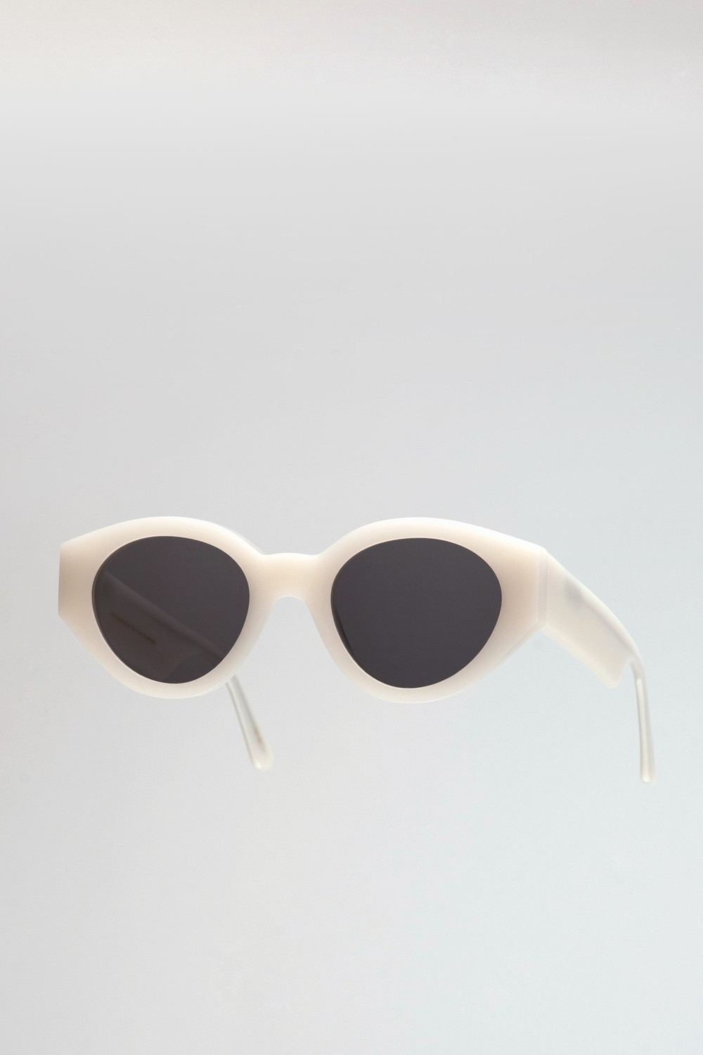 Monokel Eyewear Polly Pearl - grey solid lens