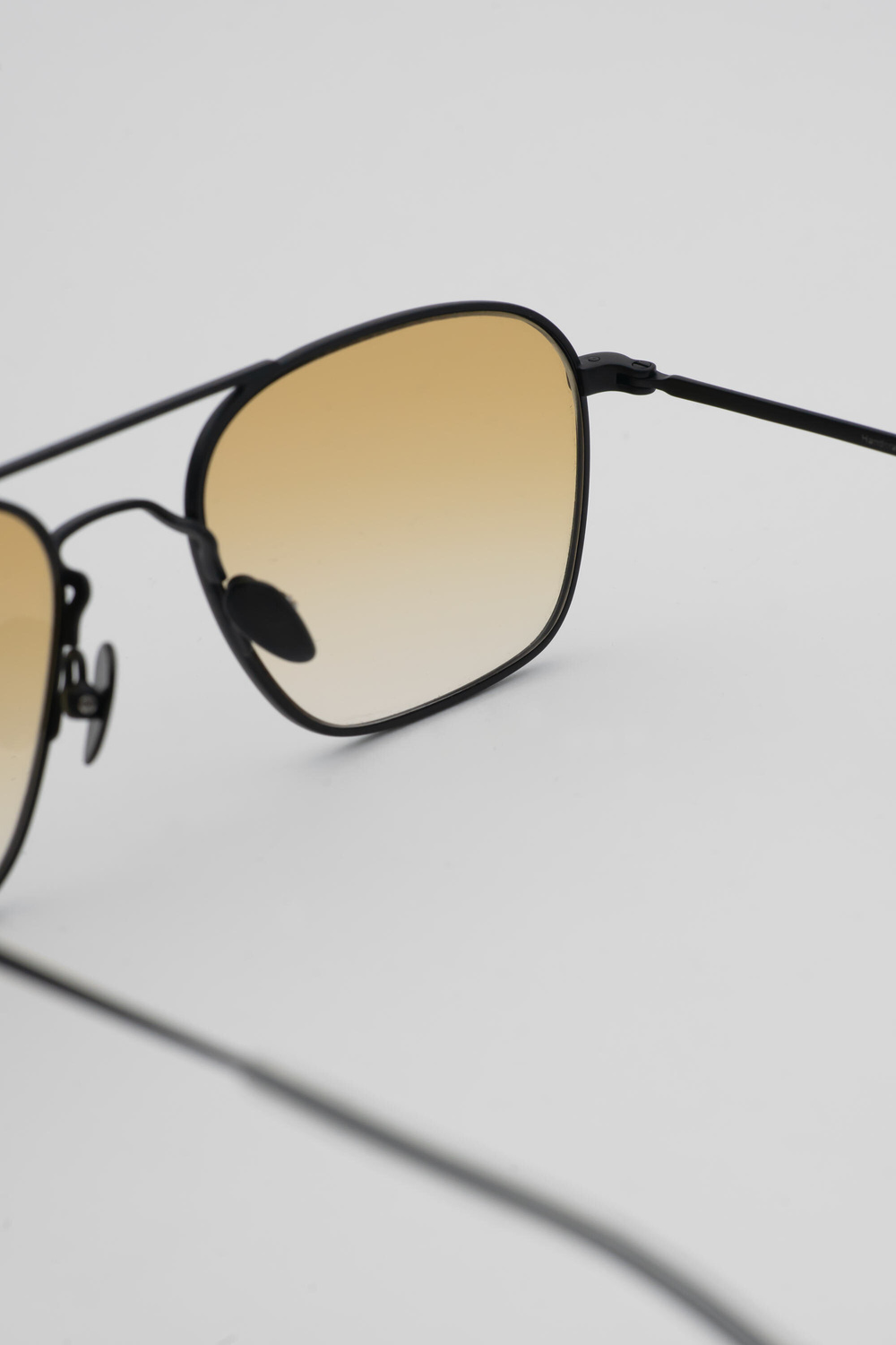 Monokel Eyewear Dion matt Black - yellow gradient lens