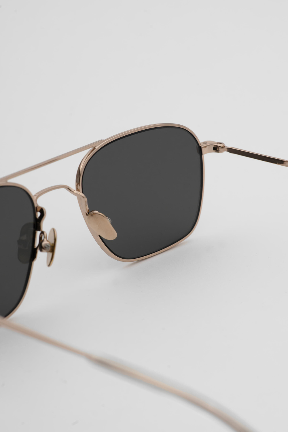 Monokel Eyewear Dion Gold - green solid lens